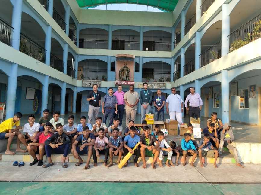 team-vadodara-happiness-kit-distribution-at-childrens-shelter-home